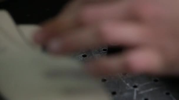 Nahaufnahme der Zeitlupe eines Arbeiters, die Lasermarkierung der Fußsohlen macht — Stockvideo