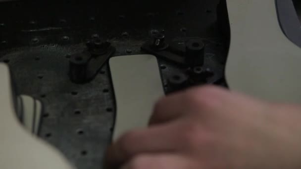 Zeitlupe eines Arbeiters, der Lasermarkierung von Fußsohlen macht — Stockvideo