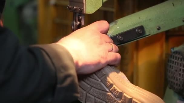 Zeitlupe des Schuhmachers, der in der Werkstatt Schuhsohle auf Maschine herstellt. Nahsicht. — Stockvideo