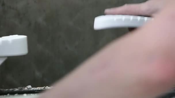 Die Zeitlupe eines Arbeiters legt die Sohlen auf das Malerband. Nahaufnahme — Stockvideo