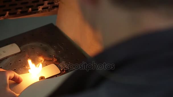 Zpomalený pohyb pracovníka provést laserové značení podešví — Stock video