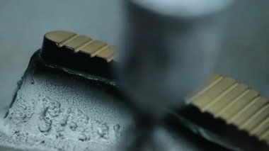 Ayakkabı boyama tabanı ağır çekim. El yapımı işçilik.