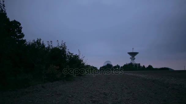 Imagen completa de la matriz satelital en el Centro de la Comunicación Espacial — Vídeos de Stock