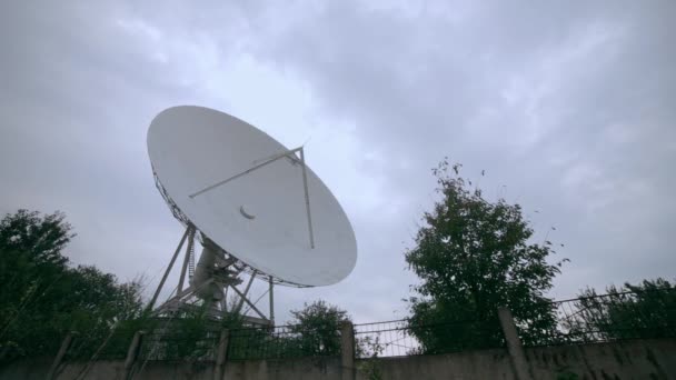 Vue d'ensemble du réseau satellite avec des arbres — Video