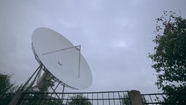Longue vue du réseau satellite avec des arbres — Video