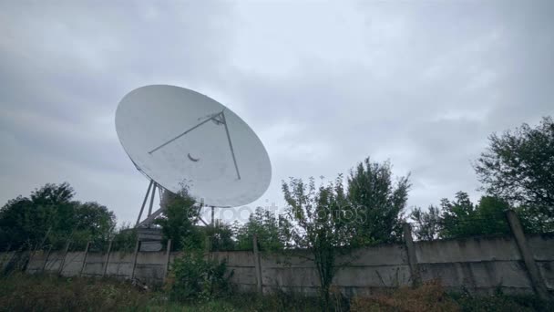 Vollbild der Satellitenanlage mit Bäumen — Stockvideo