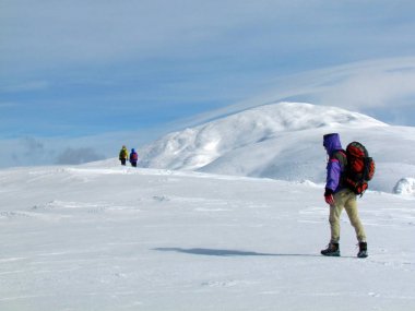 Gezginler ile kış Carpathians Dağları peyzaj