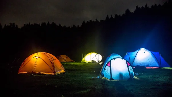 Camp tenten met bos in achtergrond verlichting Stockfoto