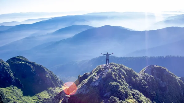 Man op de top van de bergen van de Karpaten Stockfoto