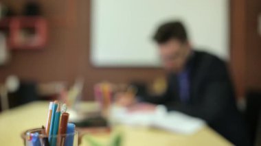 Genç bir adam bir not defteri yeniden yazar.