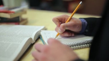 Yakın çekim. Eller Not defterini yazıyor