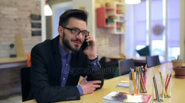 Evet genç mutlu işadamı