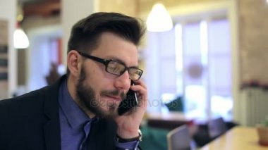 Evet genç mutlu işadamı