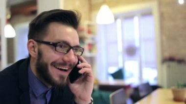 Evet genç mutlu işadamı