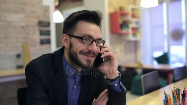 Joven hombre de negocios feliz hablando por teléfono — Vídeos de Stock