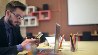 Genç bir adam onun iş yeri telefon kullanarak