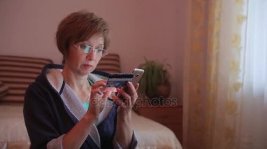 Kadın online banka kredi kartı ile evde yaşam tarzı alışveriş online smartphone kullanarak