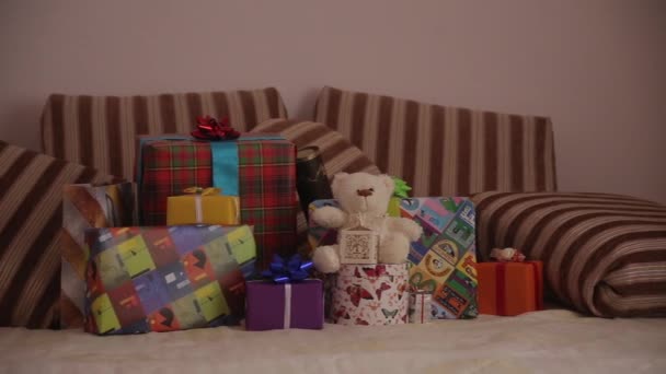 Panorama von Weihnachtsgeschenken über Frau mit Smartphone bis zum Online-Shopping mit Kreditkarte. — Stockvideo