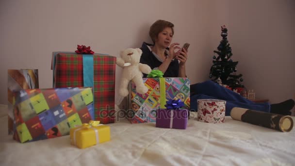 Žena s dárky. Pomocí chytrého nakupování online. — Stock video