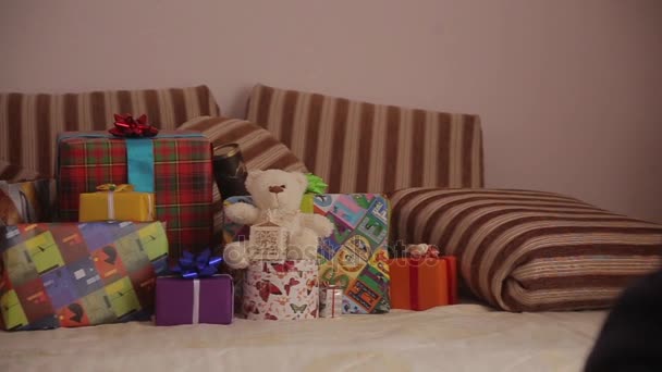 Panorama des cadeaux à la femme en utilisant un smartphone pour faire du shopping en ligne avec carte de crédit . — Video