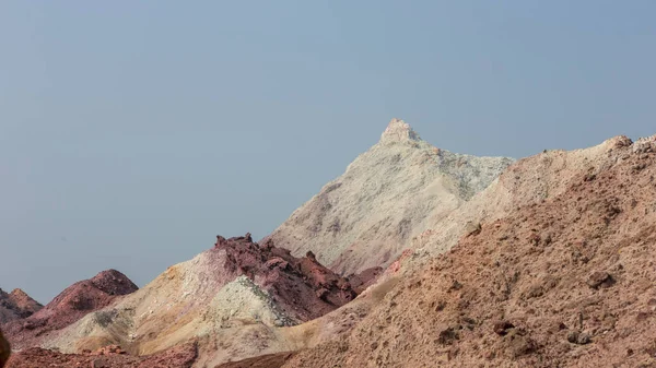 A színes sivatag hegy tetején — Stock Fotó