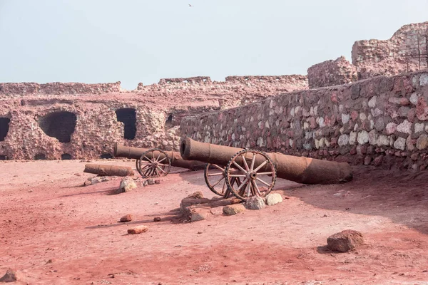 Древние руины замка пустыни со старым оружием — стоковое фото