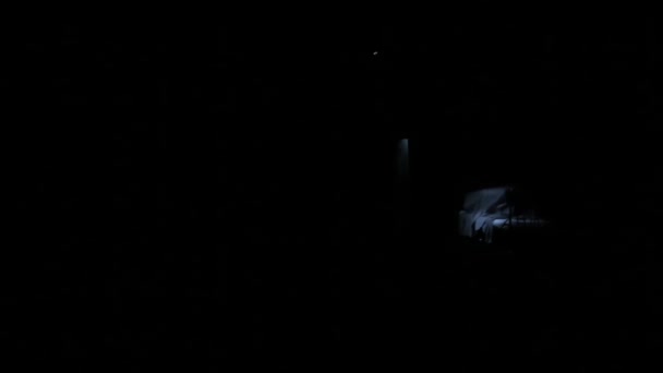 Atmosfera assustadora: pessoa que se move sob o lençol na cama — Vídeo de Stock