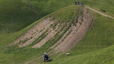 Motocross yarışçılar tepeye yükselir