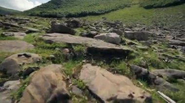 Dağlar taşlar üzerinde kamera hareketi