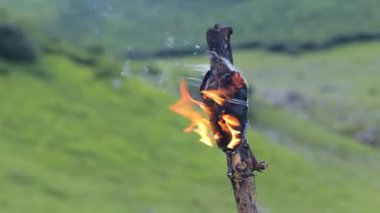 arka planda dağların meşale