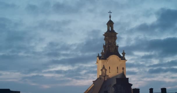 Nube temporiza imágenes de la hermosa torre de la ciudad vieja al atardecer — Vídeos de Stock