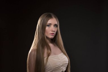  uzun saçlı mavi gözlü sarışın