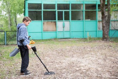 çocukla bir metal detektörü