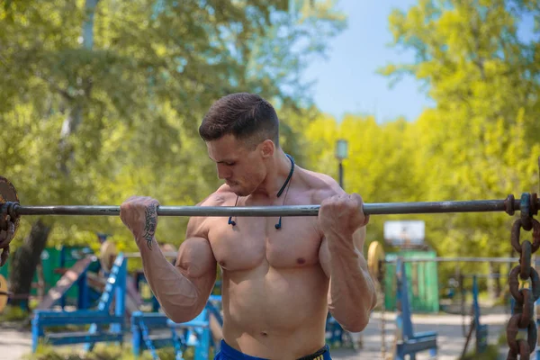 Een hardwerkende jongen doet sport — Stockfoto