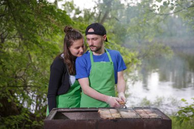 Genç çift bir ızgara et hazırlama