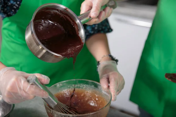Подготовка шоколадного соуса для шоколадного торта — стоковое фото