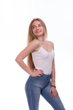 Duran güzel sarışın genç kadın. Beyaz bir arka plan üzerinde izole