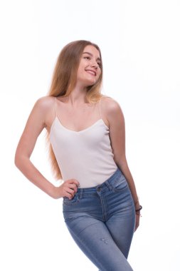 Duran güzel sarışın genç kadın. Beyaz bir arka plan üzerinde izole