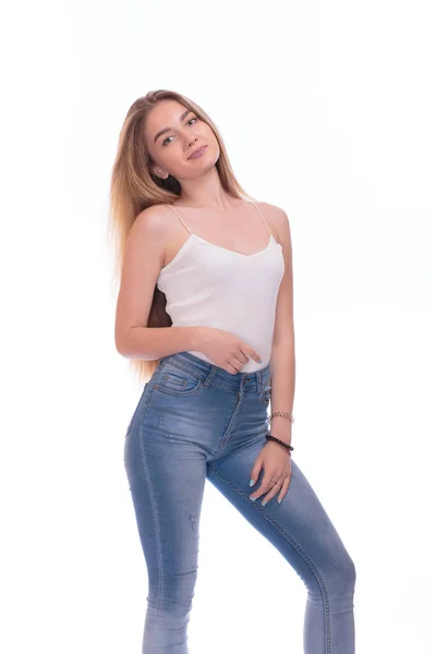 Hermosa joven rubia de pie. Aislado sobre un fondo blanco — Foto de Stock