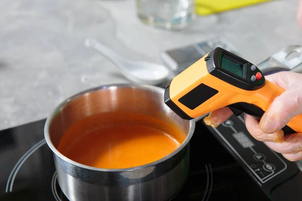 Измерение температуры кремового супа — стоковое фото