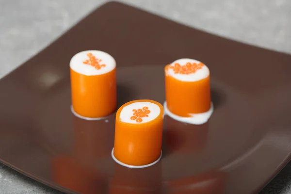 Оранжевые рулеты с красной икрой. Молекулярная кухня — стоковое фото