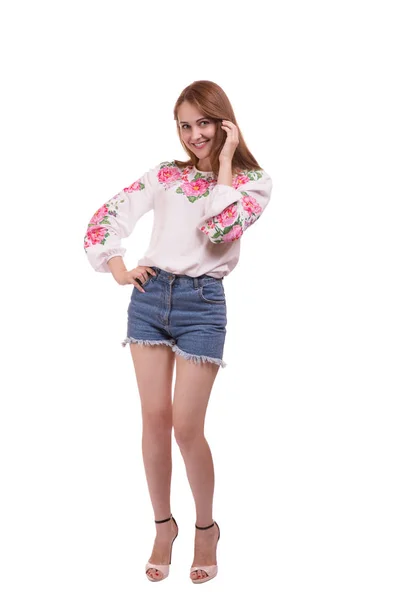 乌克兰女孩穿着白色背景上孤立的国家绣花的衬衫的肖像 — 图库照片