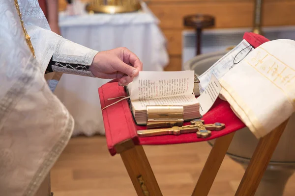 Naczynie kościelne na ołtarzu, żołędzi, krzyż na ołtarz, Biblia na stole, ceremonia chrztu wodą — Zdjęcie stockowe