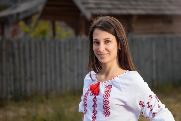 Den vackra flickan i ukrainska folkdräkt — Stockfoto