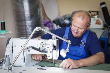 dikiş makinesi oturan adam seamsrtess