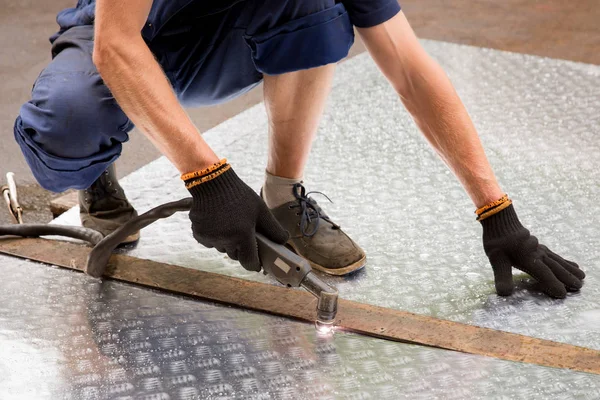 Metal sparks. Industrial laser and plasma cutting of sheet steel. — Stock Photo, Image