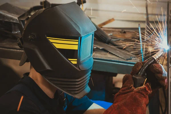 Male in face mask welds with argon-arc welding — Stock Photo, Image