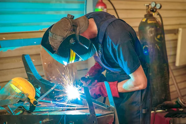 Male in face mask welds with argon-arc welding — Stock Photo, Image