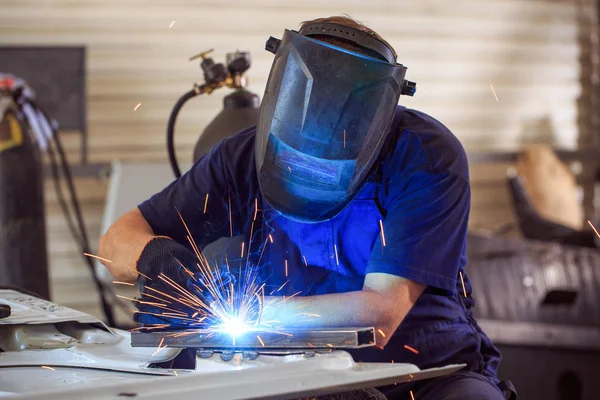 Male in face mask welds with argon-arc welding — Stock Photo, Image