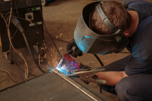 Male in face mask welds with argon-arc welding — Stock Photo, Image